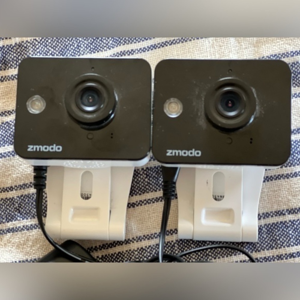 Zmodo. Two Indoor Webcams in Black & White - High-Definition Monitoring